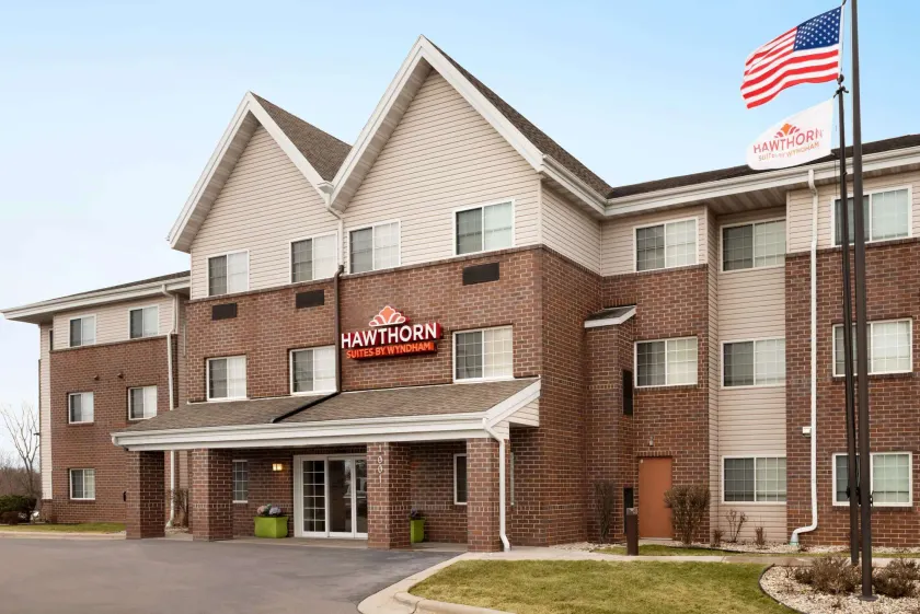 Hawthorn Extended Stay by Wyndham Milwaukee Airport - Image 1