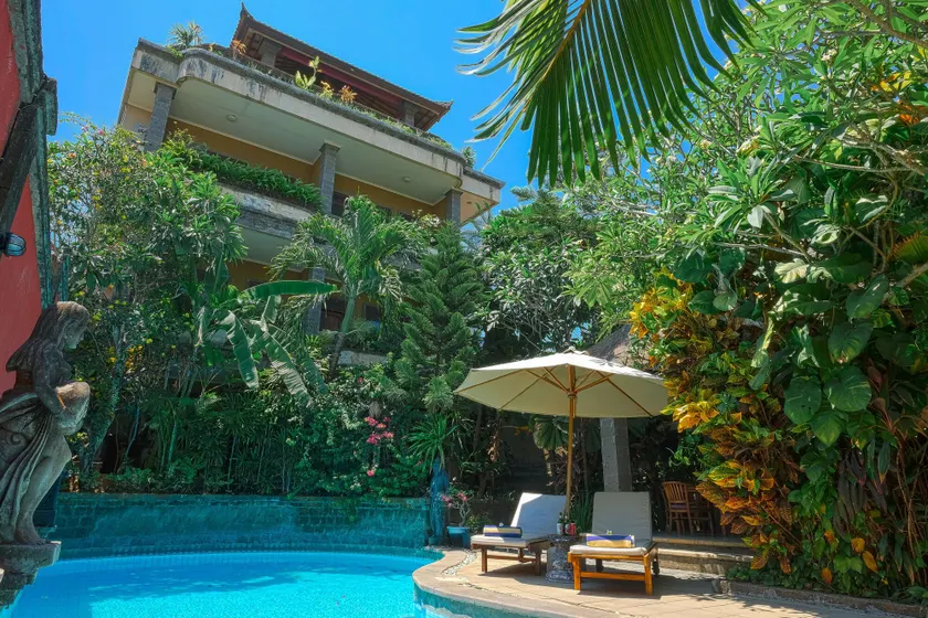 Ellies Hotel - Image 1