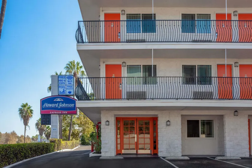 Howard Johnson by Wyndham San Diego Hotel Circle - Image 1