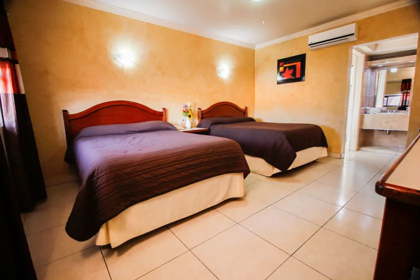 HOTEL & SUITES MARROD - Image 1