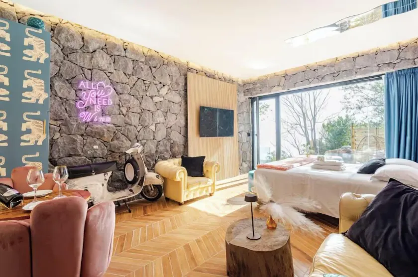 Dolce Lava - Luxury LavaStone Suite - Habitación