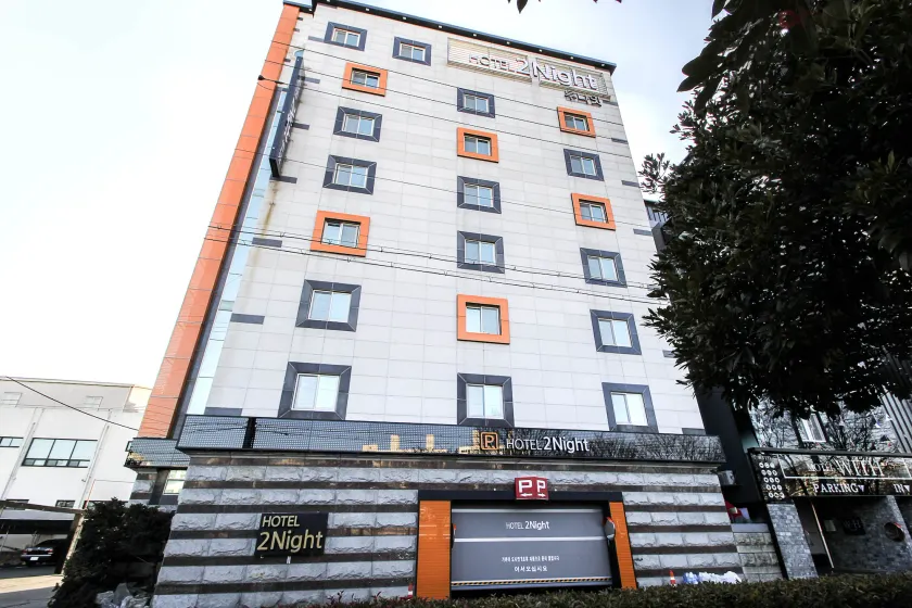 2Night Hotel - Image 1
