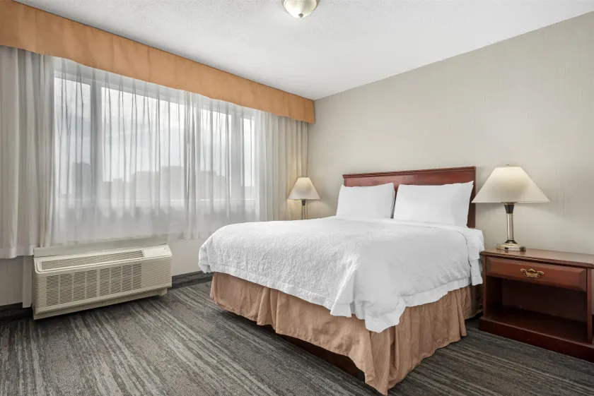 Best Western Plus Suites Downtown Calgary - Image 1