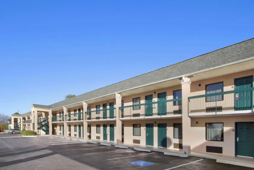 Days Inn By Wyndham Lexington-Columbia - Image 1