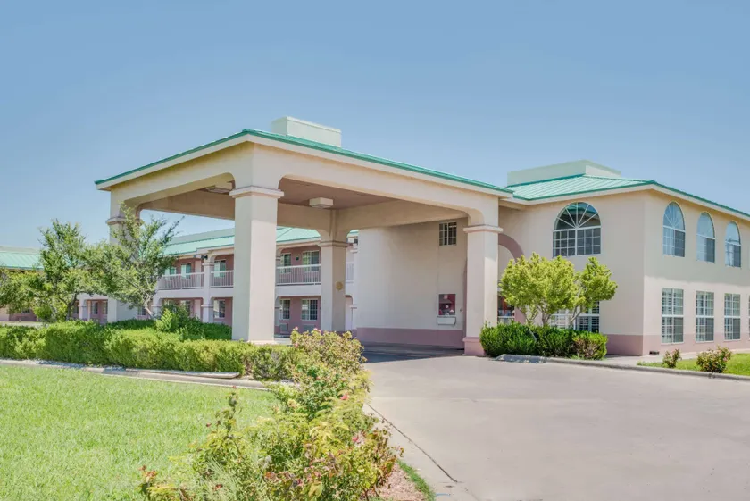 Days Inn by Wyndham Fort Stockton - Image 1