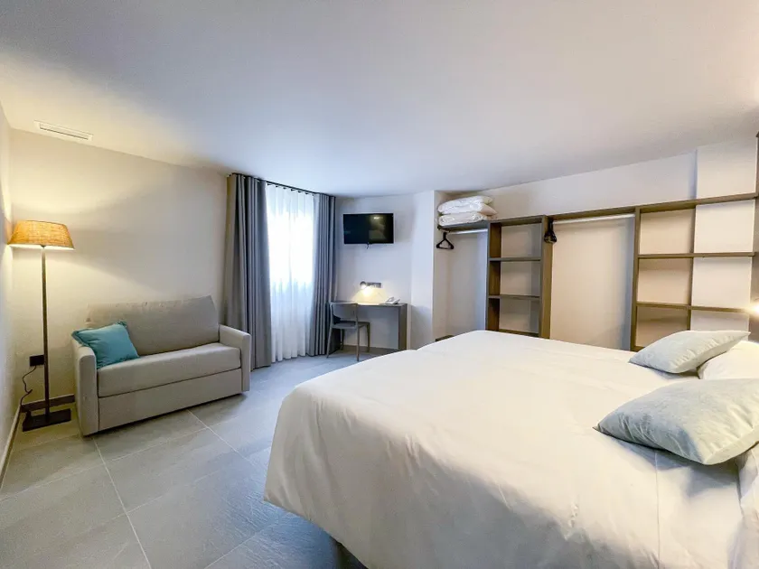 Hotel Quatre Llunes - Image 1