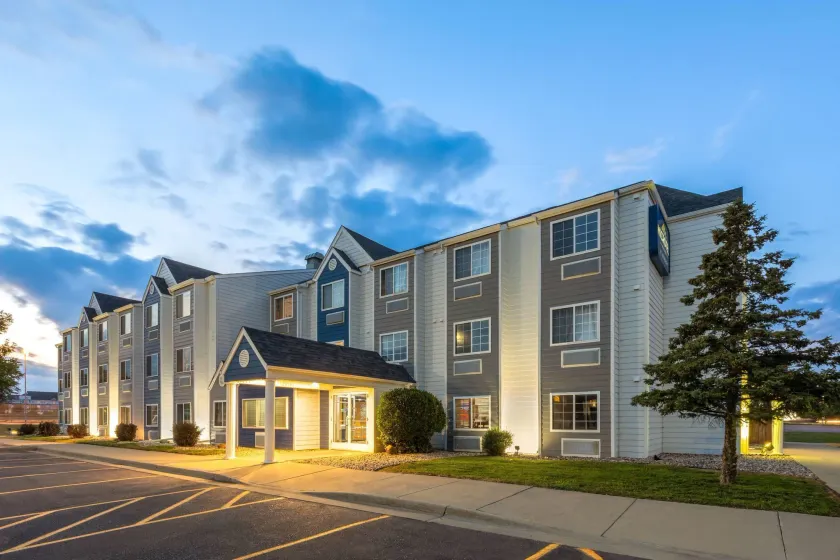 Microtel Inn & Suites by Wyndham Sioux Falls - Image 1