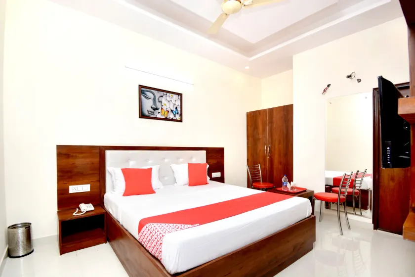 OYO 27061 Hotel Magnum - Image 1