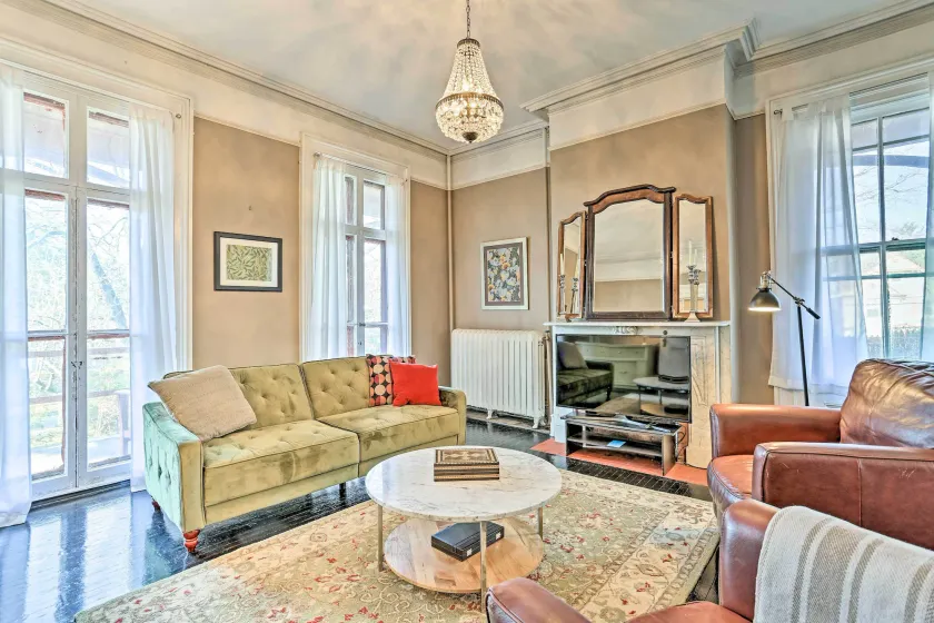 Centrally Located Apt in Victorian Mansion! - Image 1