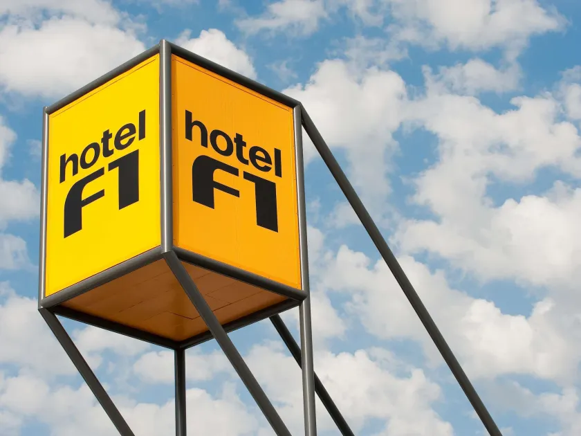 hotelF1 Orange Centre Echangeur A7 A9 - Image 1
