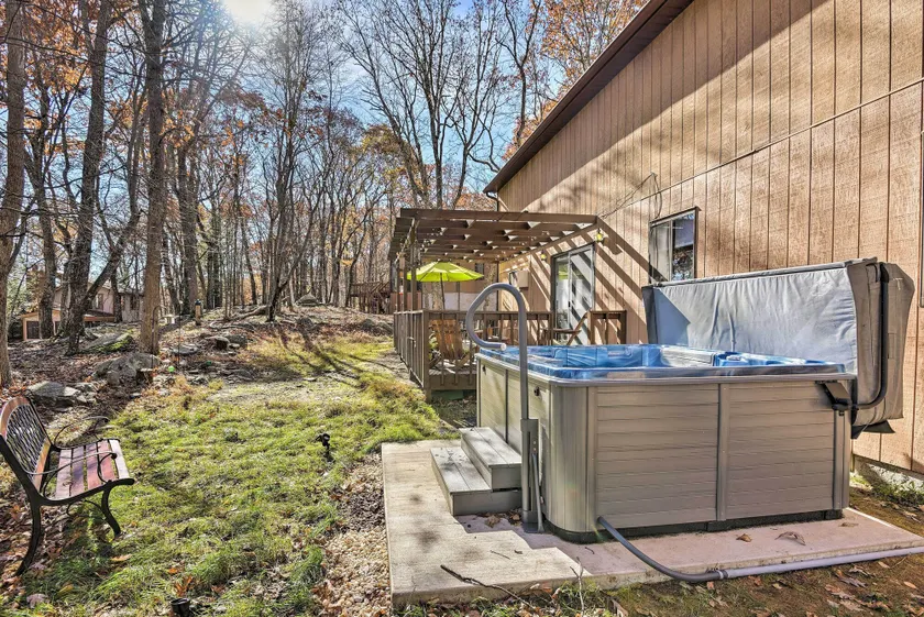 Poconos Vacation Rental w/ Pool Access & Hot Tub! - Intérieur