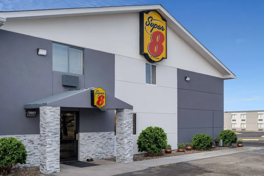 Super 8 by Wyndham Merrillville - Image 1