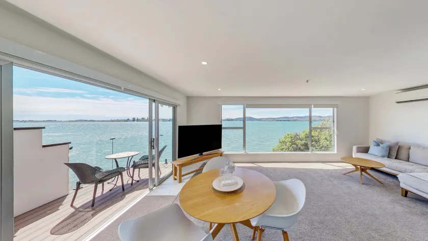 Harbour View Motel and Waterfront Apartments - Image 1