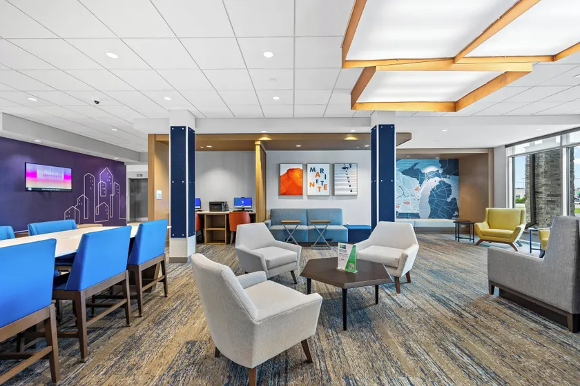 Holiday Inn Express & Suites Marinette by IHG - Lobby