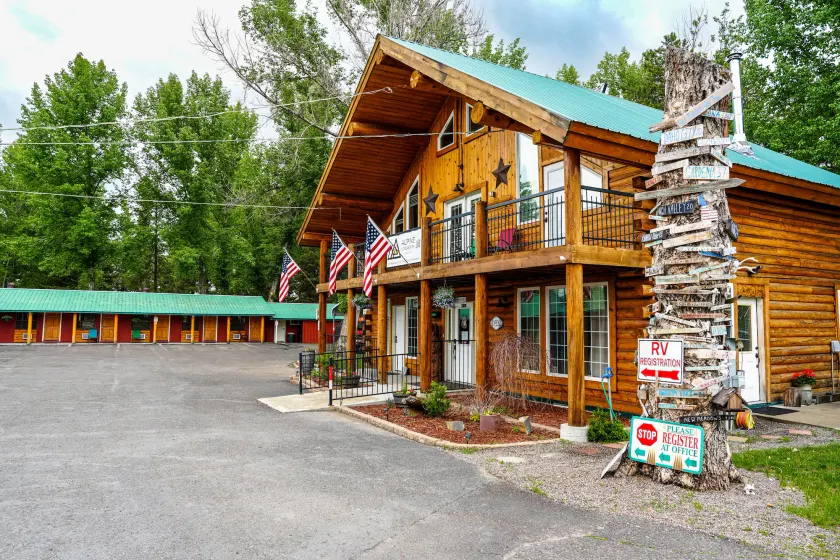 Alpine Lodge Hotel - Image 1