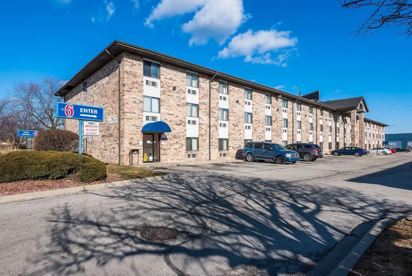 Motel 6-Bridgeview, IL - Image 1