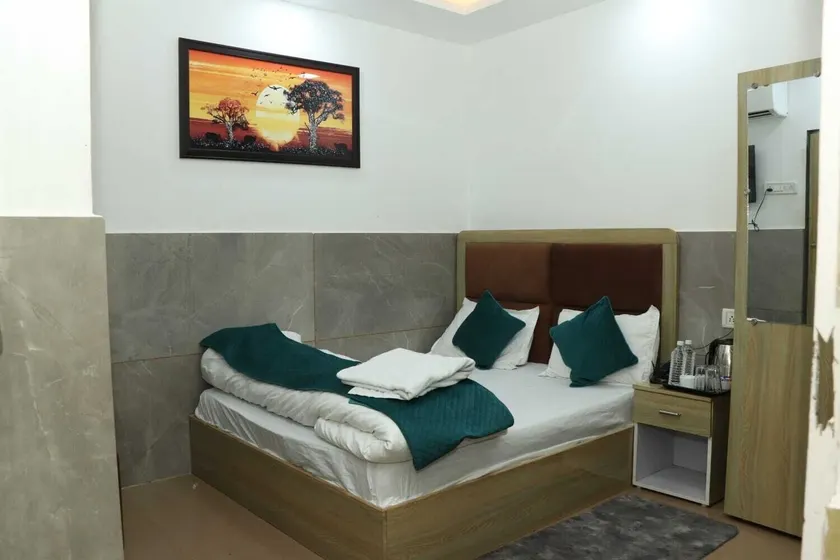 Hotel Sheeri Inn - Room