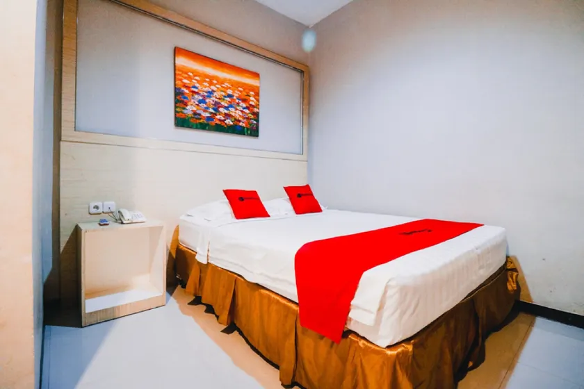 RedDoorz Plus near Sultan Hasanuddin Airport - Image 1