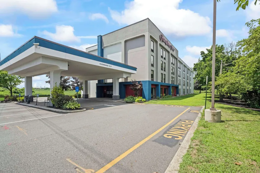 Hampton Inn Ridgefield Park - Image 1