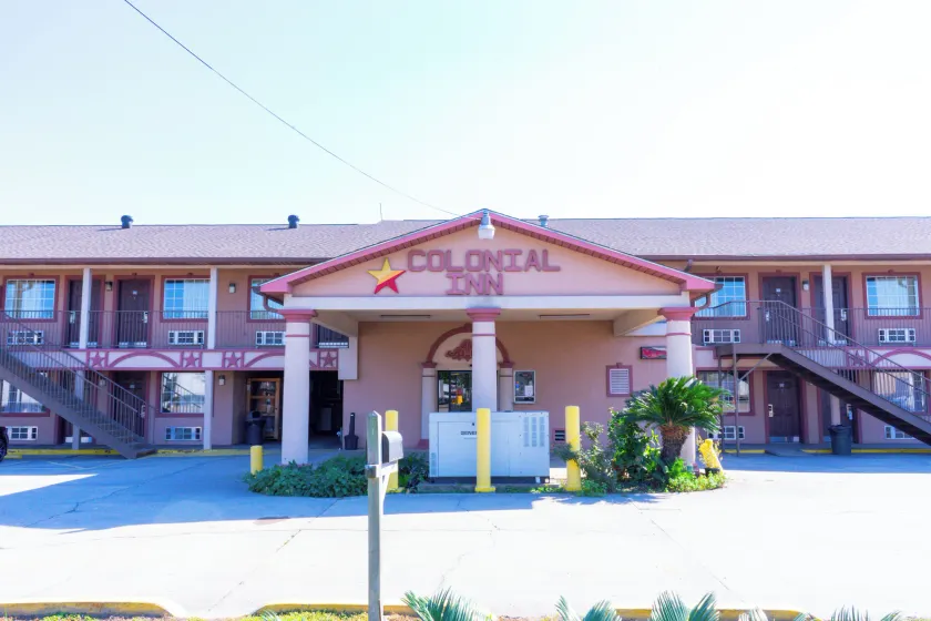 Colonial Inn Hammond - Image 1