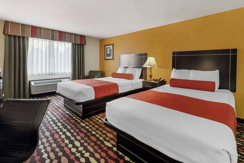 Best Western Greentree Inn & Suites - Image 1