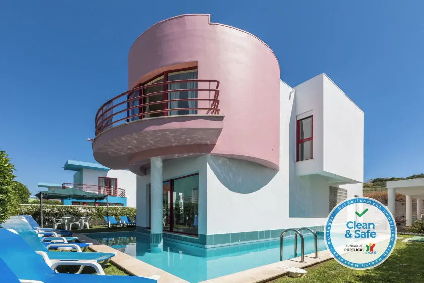 Villa con piscina privada, jardín, terraza y vistas al mar. - Image 1