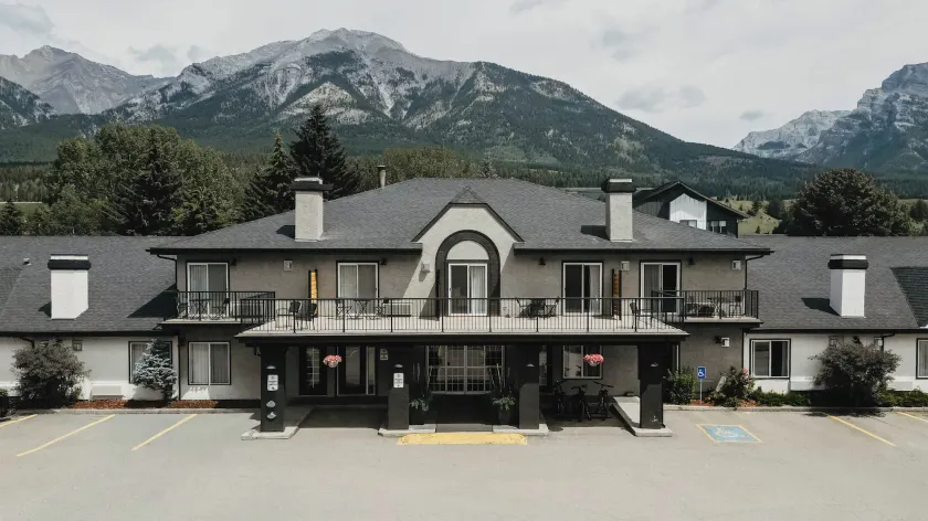 Northwinds Hotel Canmore - Image 1