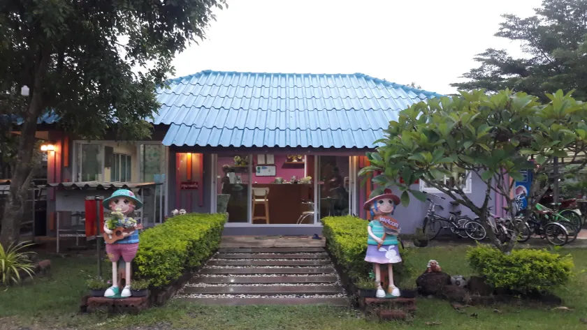 RoomQuest Chonburi Phanat Nikhom - Saguão