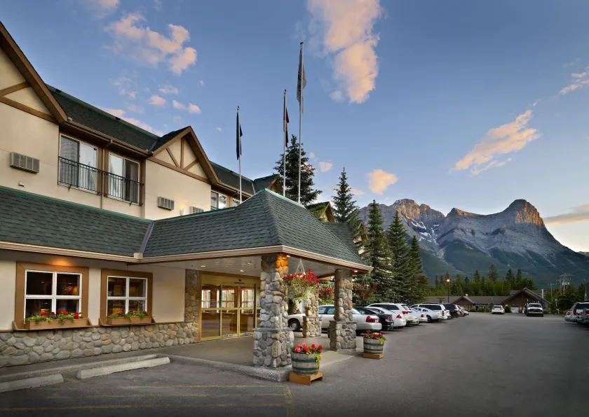 Coast Canmore Hotel & Conference Centre - Image 1