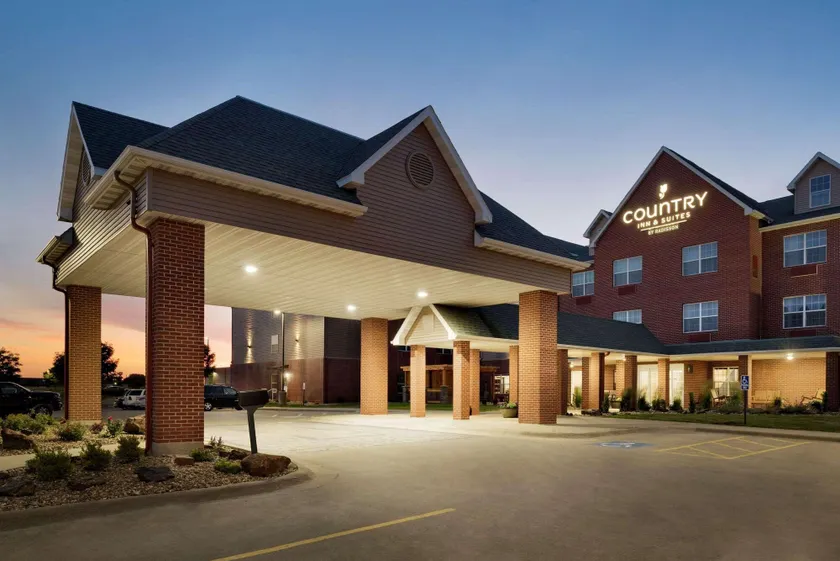 Country Inn & Suites by Radisson, Coralville, IA - Image 1