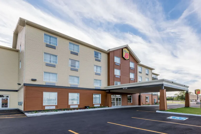 Super 8 by Wyndham Mont Laurier - Image 1