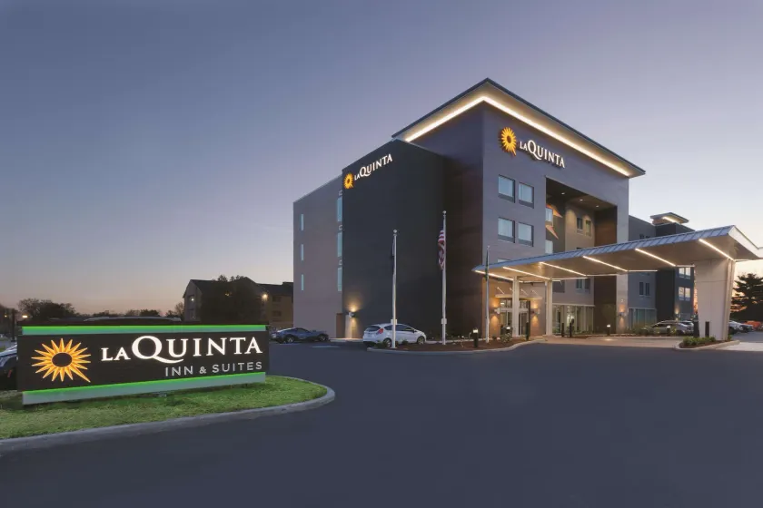 La Quinta by Wyndham Terre Haute - Image 1