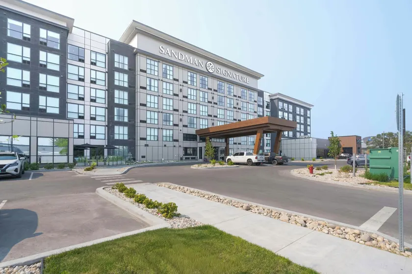 Sandman Signature Winnipeg Airport Hotel & Suites - Image 1