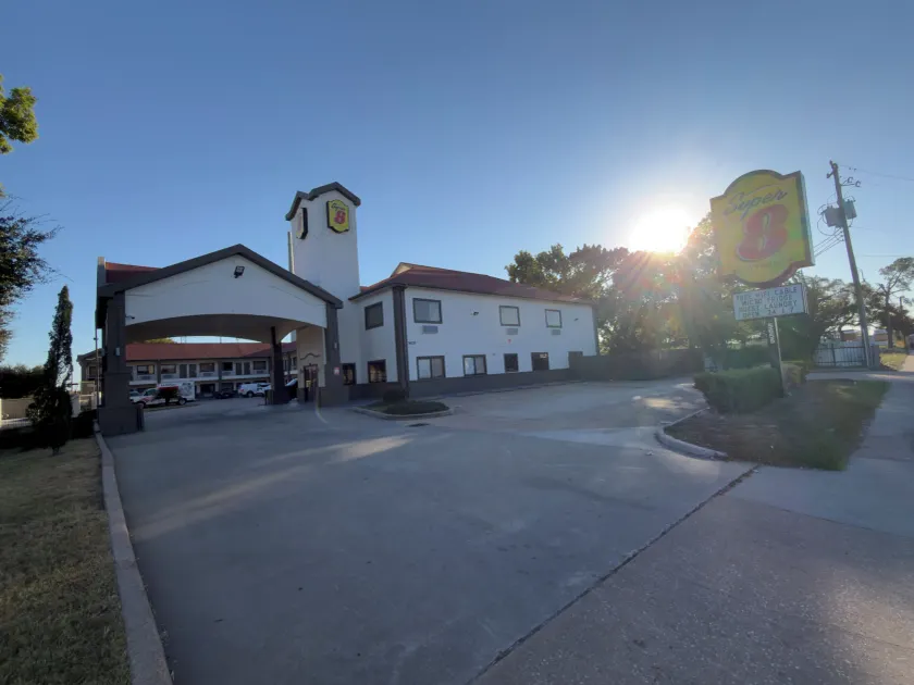 Super 8 by Wyndham Houston/Brookhollow NW - Image 1