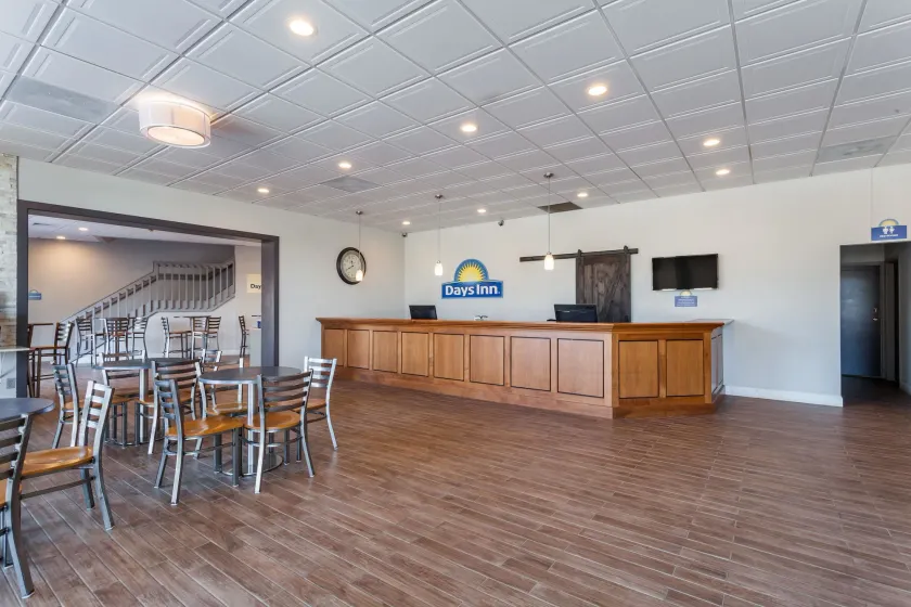 Days Inn & Suites by Wyndham Lancaster Amish Country - Image 1