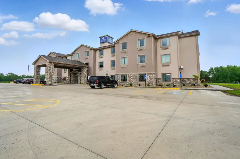 Cobblestone Hotel & Suites - Russells Point at Indian Lake - Image 1
