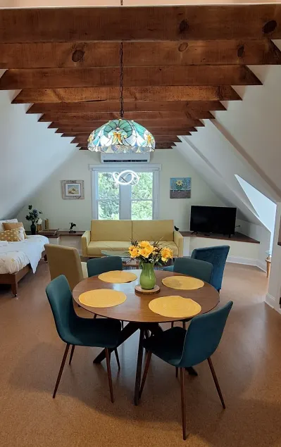 The Oak Park Loft - Image 1