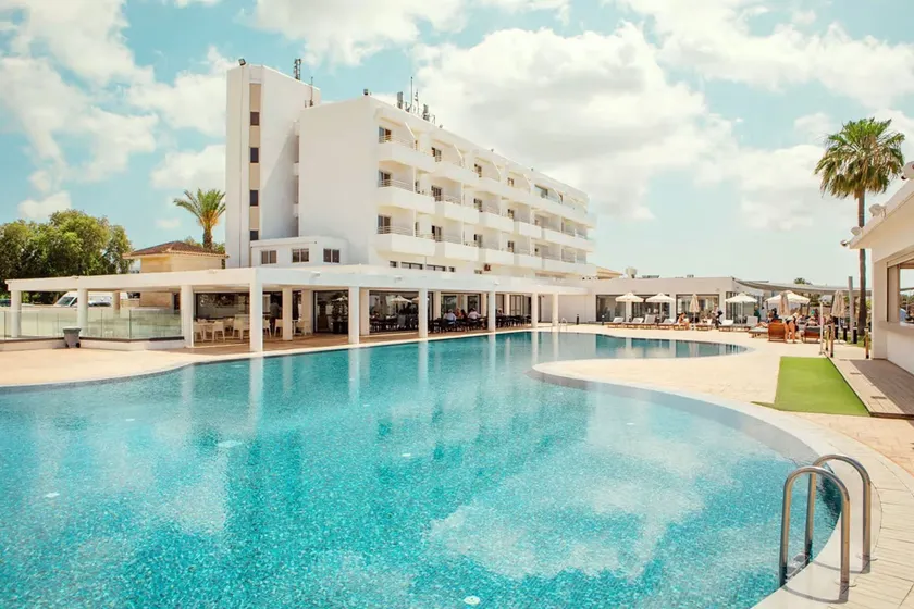 Piere - Anne Beach Hotel - Image 1