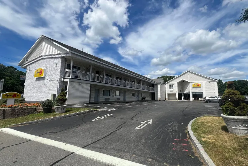 Super 8 by Wyndham Albany - Image 1