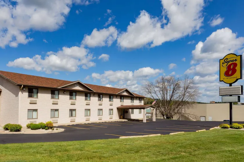 Super 8 by Wyndham Decorah - Image 1