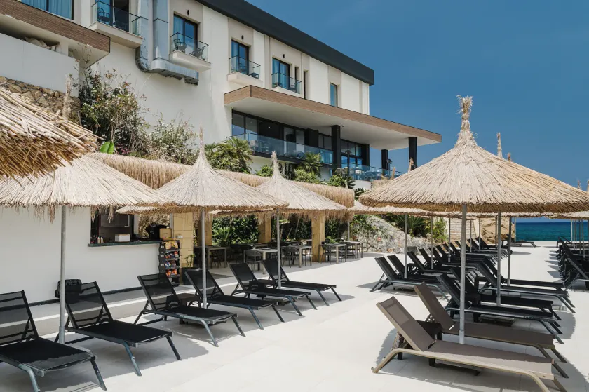 Shayna Beach Club - Image 1