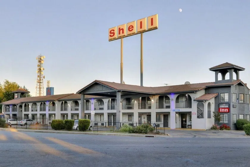  Crossroads Inn - Downtown Sacramento - Image 1