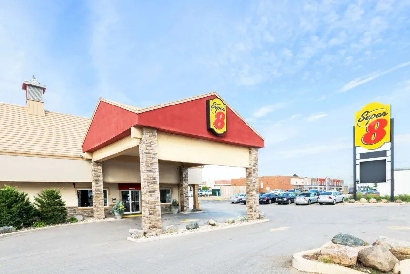 Super 8 by Wyndham Cambridge/Kitchener/Waterloo Area - Image 1
