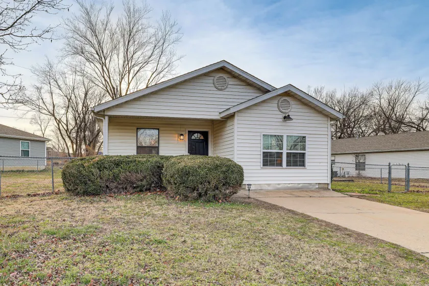 Visit Route 66! Pet-friendly Joplin Gem w/ Yard - Image 1