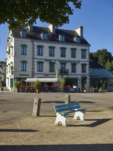 Logis Hotel Du Lac - Image 1