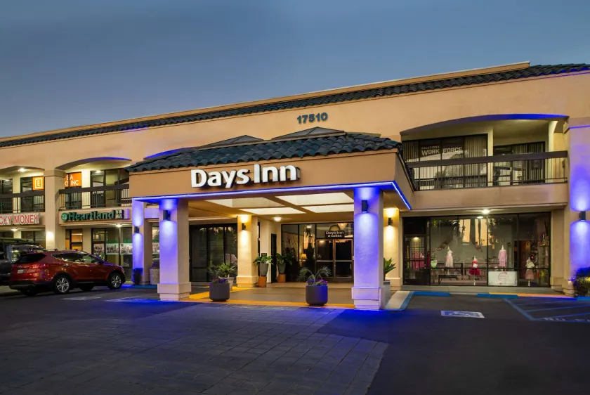 Days Inn & Suites by Wyndham Artesia - Image 1