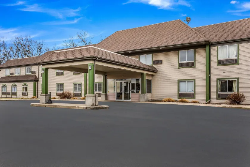 Econo Lodge Whitehall near Michigan's Adventure - Image 1