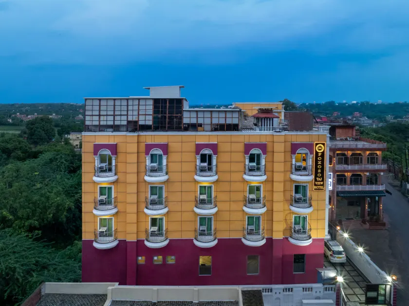 Foxoso Taj View Hotel - Image 1