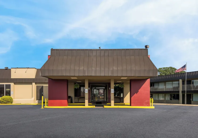 Red Roof Inn Reading - Image 1