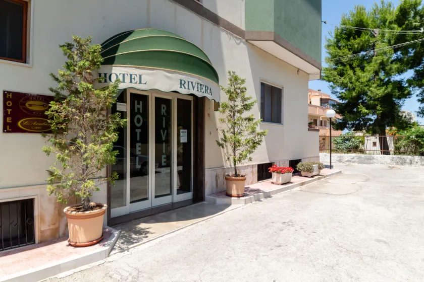 Hotel Riviera - Image 1